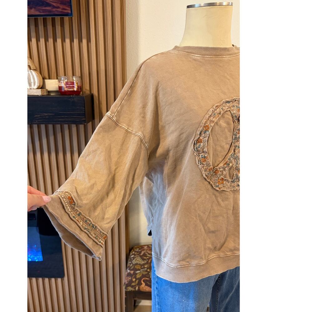 Easel Los Angeles Peace Sign Sweatshirt Women’s Small Boho Floral Applique Tan - Picture 3 of 12